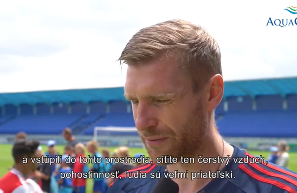 Akadémia Arsenalu na Slovensku. Mertesacker si to nevie vynachváliť (VIDEO)