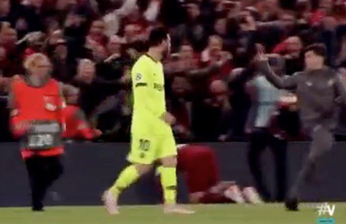 Mladý podávač lopty z Liverpoolu dobehol po zápase k Messimu a začal sa mu vysmievať! (VIDEO)