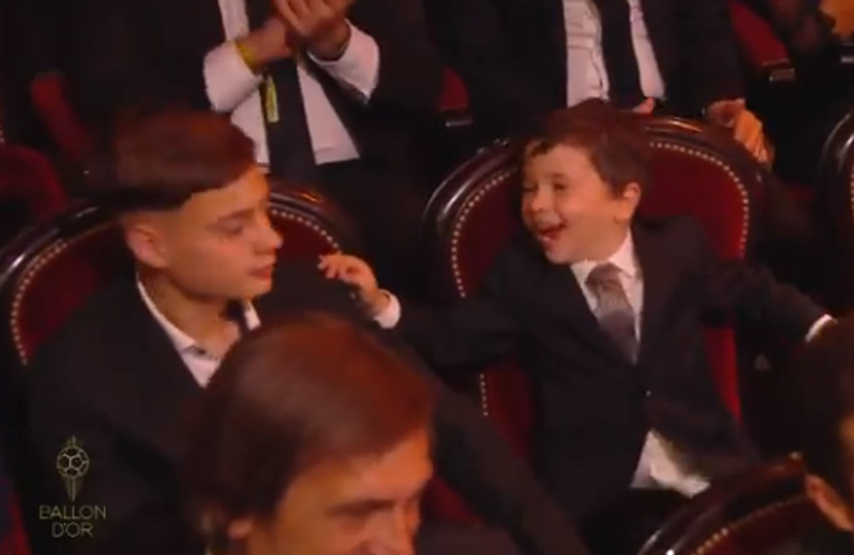 Vtipná reakcia syna Messiho po zisku zlatej lopty (VIDEO)