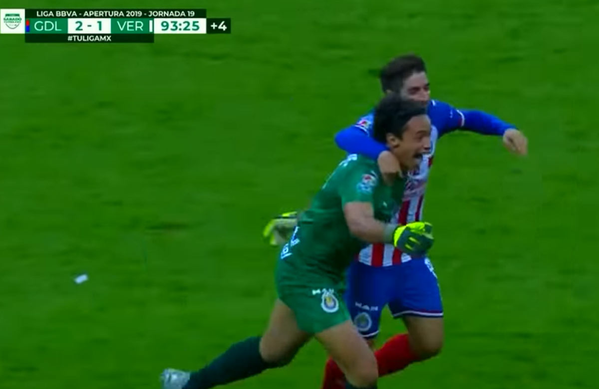Neuveriteľný gól brankára v mexickej lige (VIDEO)