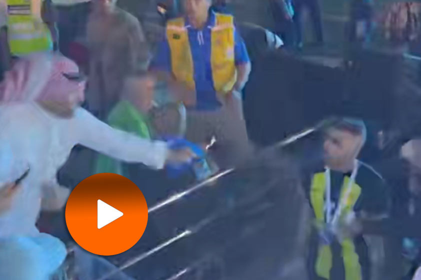 VIDEO: Fanúšik v Saudskej Arábii bičoval po zápase Benzemovho spoluhráča