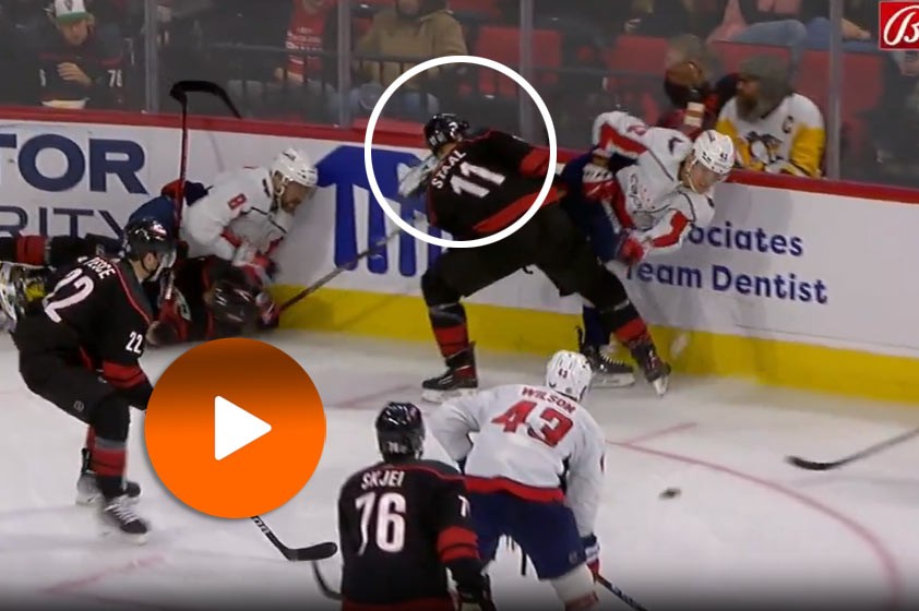 VIDEO: Hrozivé zábery z NHL. Martin Fehérváry zasiahol korčuľou kapitána Caroliny