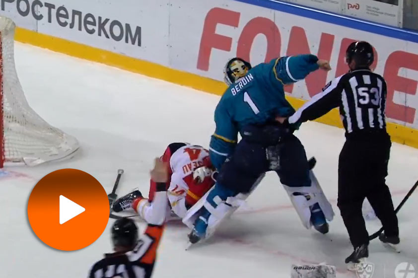 VIDEO: Nevídaný moment v KHL. Vytočený ruský brankár dobil kanadského útočníka