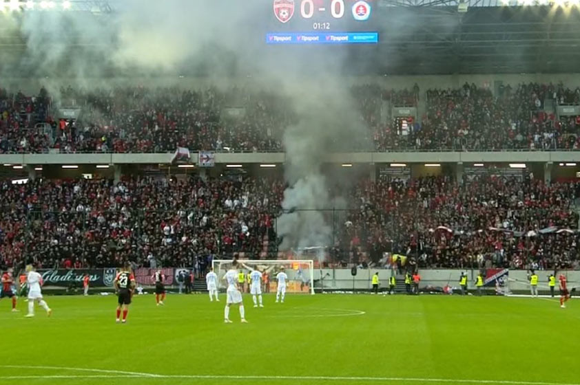 VIDEO: Fanúšikovia Trnavy si podpálili sektor. Derby so Slovanom museli prerušiť