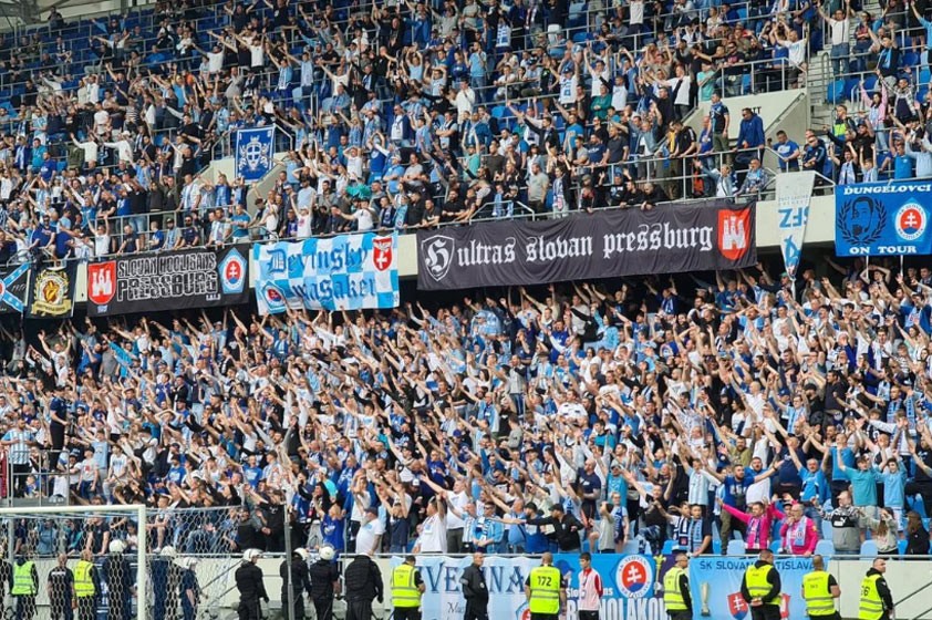Fanúšikovia Slovana s predvolebným transparentom. Ultras už vedia, koho budú voliť