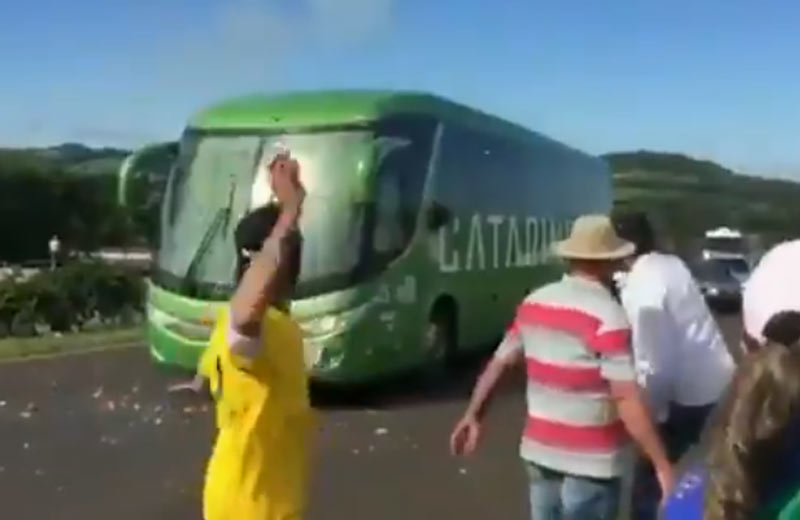 Autobus Brazílie, na ktorý hádžu fanúšikovia vajcia? Je to Fake! (VIDEO)