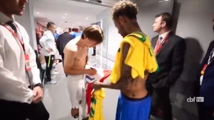 Neymar a Modrič si po zápase podpisovali dresy. Chorvát mu odkázal, že na neho v Madride už čakajú! (VIDEO)