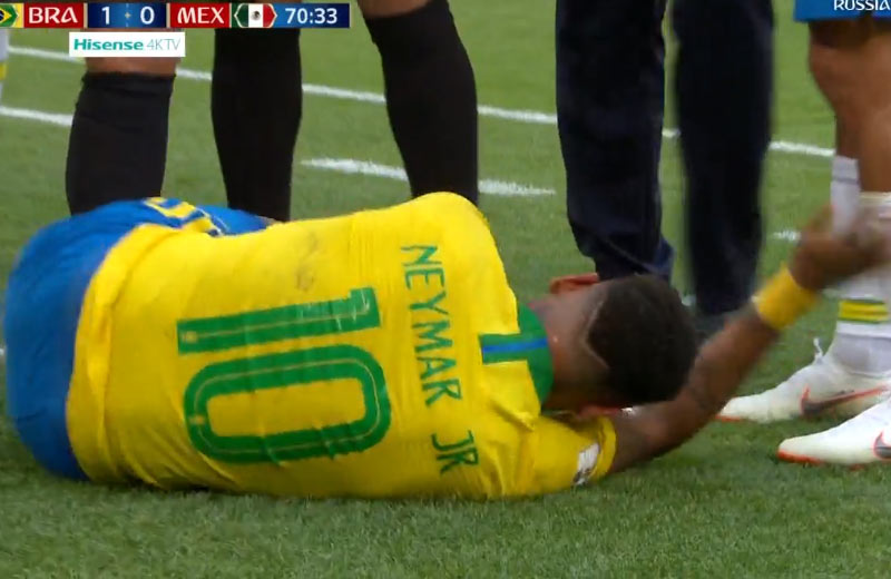 Herecký výkon hodný Oskara. Neymar a jeho reakcia po prišliapnutí od hráča Mexika! (VIDEO)