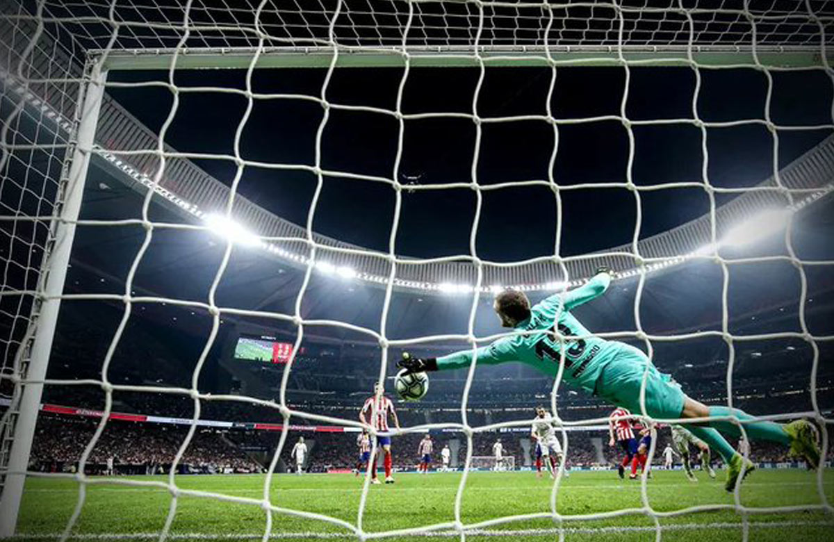 Jan Oblak predviedol svetovú extratriedu: Neskutočný zákrok po hlavičke Benzemu! (VIDEO)