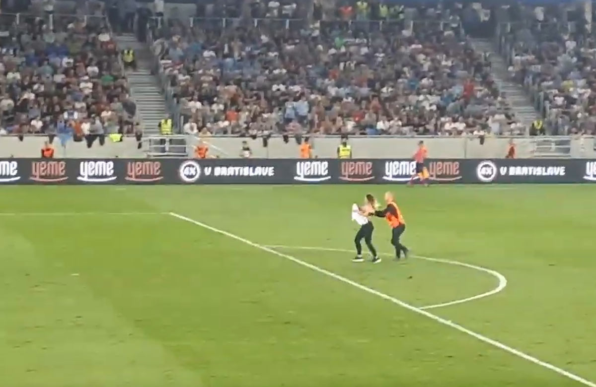 Ako polonahá fanúšička prerušila zápas Slovana s PAOKom (VIDEO)