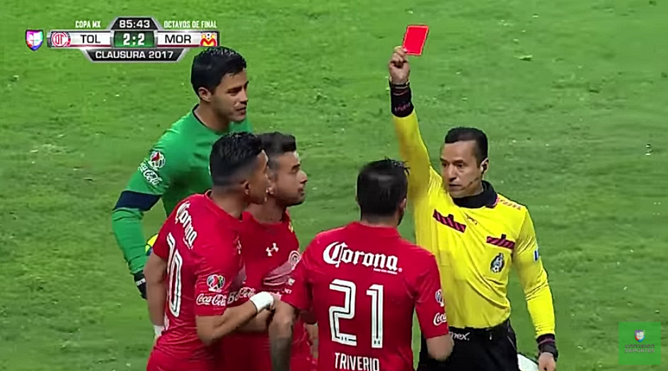 Rozhodca v Mexiku vytiahol proti jednému tímu 3 červené karty behom pár sekúnd! (VIDEO)