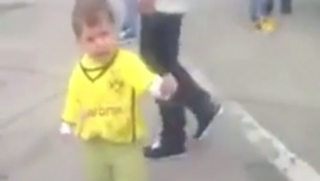 5 ročný fanúšik Dortmundu skanduje