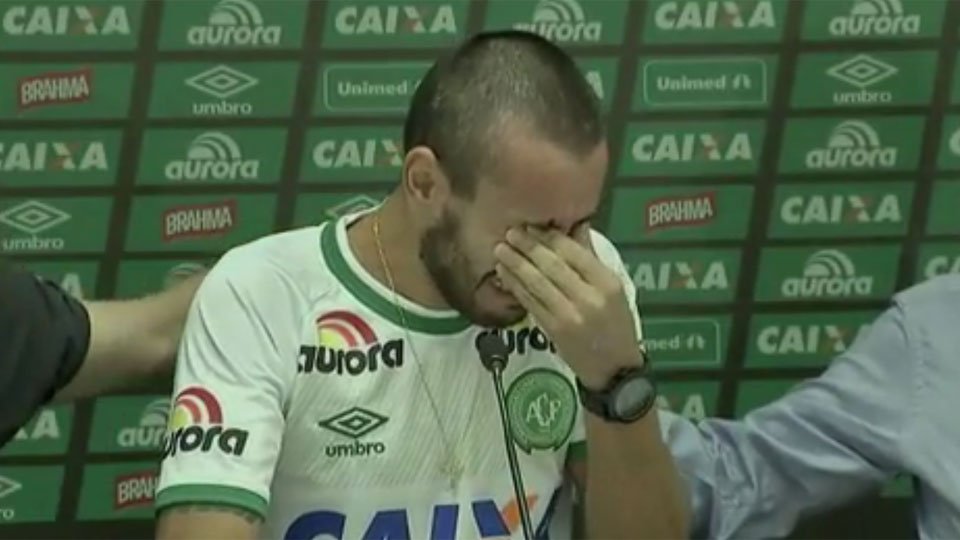 Futbalista Chapecoense Alan Ruschel predstúpil na tlačovke pred novinárov: Po pár sekundách sa rozplakal. Na pamiatku spoluhráčov chce hrať futbal! (VIDEO)