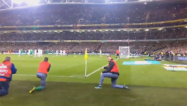 Rozcvičujúci hráč zavadzal fanúšikom Írska pri penalte proti Bosne a Hercegovine! (VIDEO)