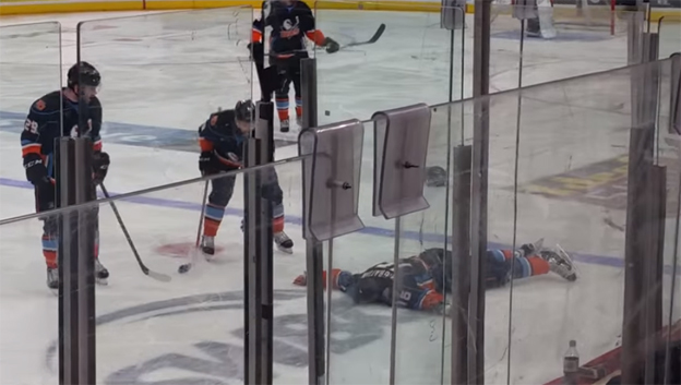 Desivá bitka v AHL: Hokejista skončil po tvrdej rane v bezvedomí! (VIDEO)