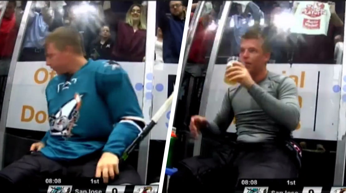 Televízia si dokonale vystrelila z divákov počas Play-Off AHL: Bláznivý hokejista si na trestnej lavici vyzliekol dres a začal piť pivo! (VIDEO)