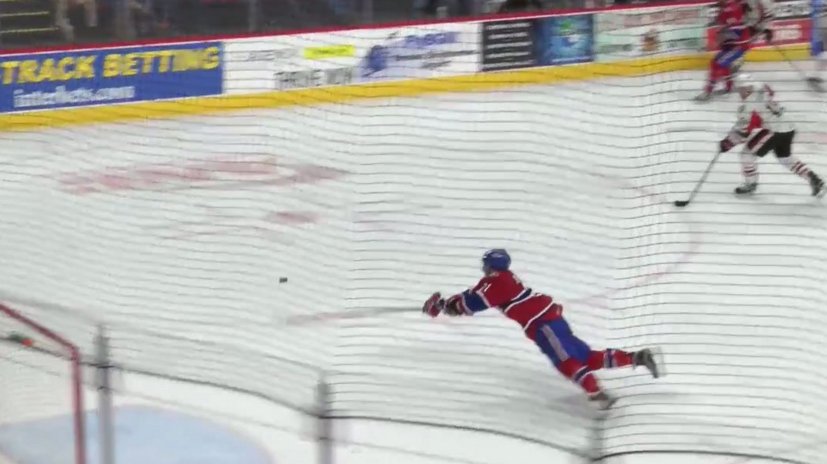 Neskutočný obranný zákrok v AHL: Hráč sa takto hodil do strely na prázdnu bránu! (VIDEO)