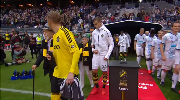 Krásne gesto: Pred zápasom vo Švédsku išli s hráčmi na trávnik nemiesto detí starí rodičia! (VIDEO)