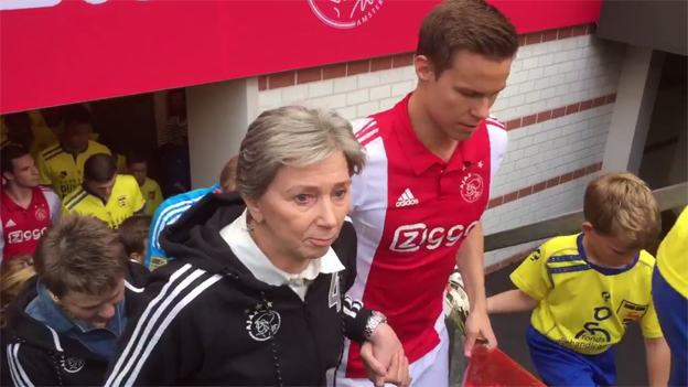 Skvelý nápad: Futbalisti Ajaxu prišli na ihrisko so svojimi matkami