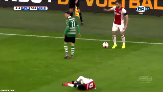 Tímový duch nadovšetko: Futbalista Ajaxu mal zraneného spoluhráča. Následne oklamal súpera a pokračoval v hre! (VIDEO)