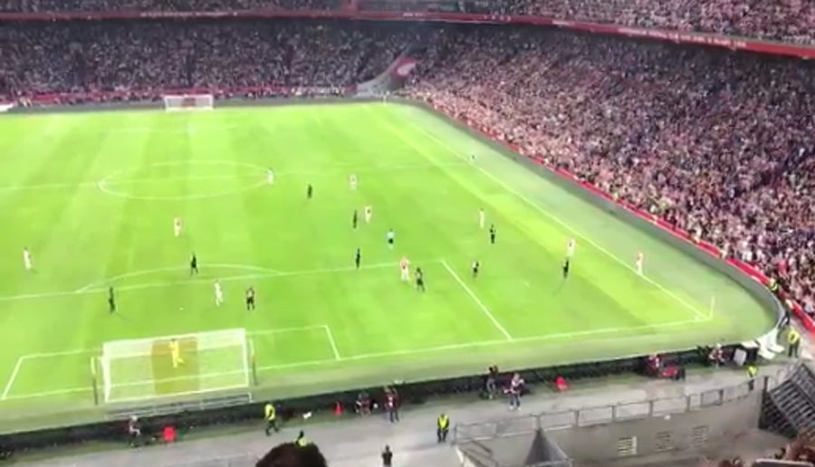 Úžasne gesto: Futbalisti Ajaxu prestali hrať počas zápasu Ligy Majstrov a začali s fanúšikmi tlieskať mladému Nourimu, ktorý nedávno skolaboval počas zápasu! (VIDEO)