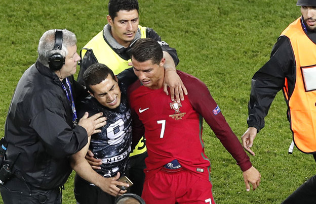 Ronaldo aj napriek sklamaniu zachránil fanúšika, ktorý vbehol na trávnik a odfotil sa s ním! (VIDEO)