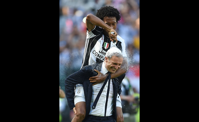 Cuadrado z Juventusu zobral rozhodcovi počas osláv titulu sprej a nasprejoval hlavu trénerovi Allegrimu! (VIDEO)