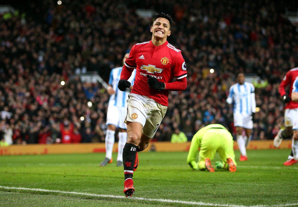 Alexis Sánchez strelil svoj prvý gól za United. Proti Huddersfieldu nedal penaltu, no z dorážky sa už nemýlil! (VIDEO)