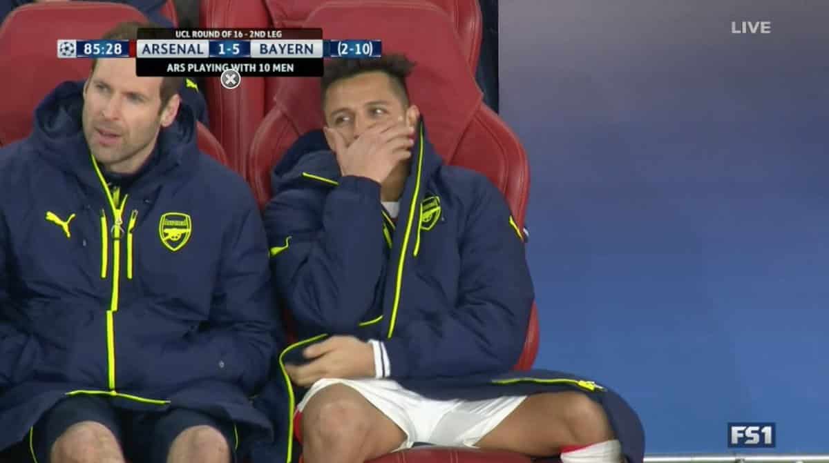 Alexis Sánchez to asi v Arsenale čoskoro zabalí. Pri 5. góle Bayernu sa na striedačke smial! (VIDEO)