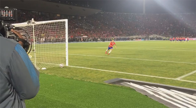 Parádny divácky záber na rozhodujúcu penaltu Sancheza vo finále Copa America