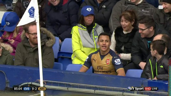 Alexis Sanchez pobavil v zápase s Evertonom, keď si sadol k divákom! (VIDEO)