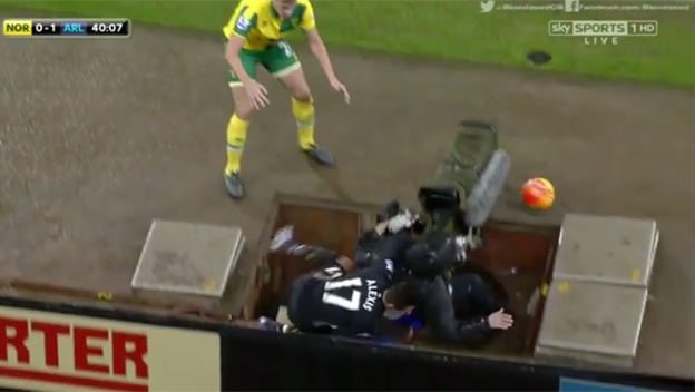 Futbalista Norwichu nepríjemne sotil Alexisa Sancheza do kameramana! (VIDEO)