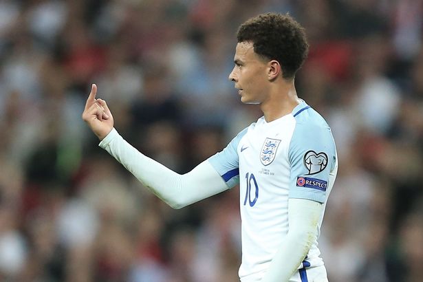 Mladá hviezda Anglicka Dele Alli ukázal v zápase so Slovenskom prostredník rozhodcovi. Vyhovára sa, že sa jednalo o gesto k spoluhráčovi! (VIDEO)