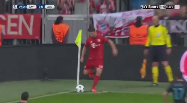Xabi Alonso pobavil nevydareným rohom v zápase s Arsenalom (VIDEO)