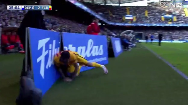 Dani Alves nabúral vo včerajšom zápase do reklamného banneru! (VIDEO)