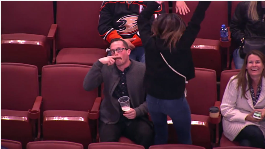 Tanečná vojna medzi fanúšikmi Anaheimu v NHL vás určite pobaví! (VIDEO)