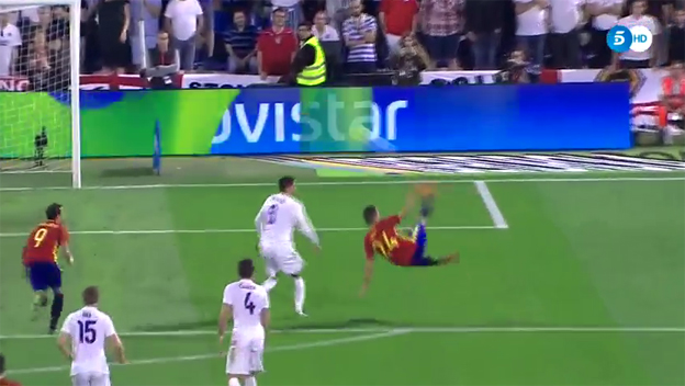 Obranca Španielska strelil proti Anglicku neuveriteľný gól! (VIDEO)