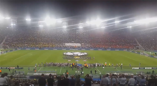 Krásny divácky záber na hymnu Ligy Majstrov v Ríme pred zápasom s Barcelonou (VIDEO)