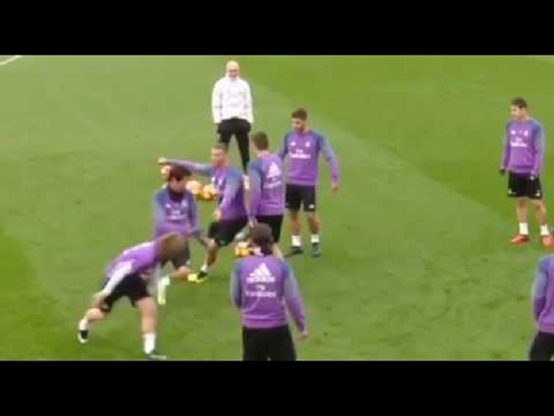 Fabio Coentrao chcel na tréningu nasadiť jasličky Ronaldovi. Nepodarilo sa a tak musel pred ním bežať kade ľahšie! (VIDEO)
