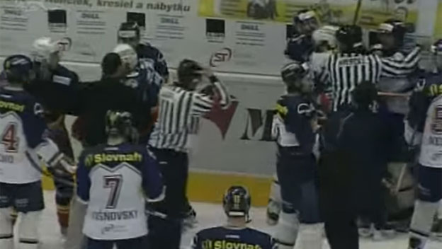 Keď v roku 2004 zbil hokejista Zvolena v zápase so Slovanom hlavného rozhodcu (VIDEO)