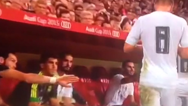Toni Kroos pri striedaní nepodal Baleovi ruku, Bale sa na tom zabáva na Twitteri (VIDEO)