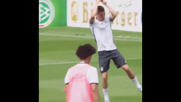 Toni Kroos na tréningu Nemecka ukazoval spoluhráčom, ako oslavuje góly Ronaldo! (VIDEO)