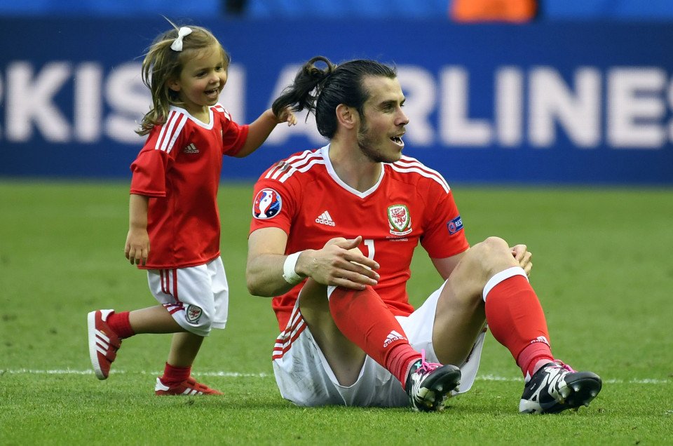 Gareth Bale s malou dcérkou oslavoval na trávniku postup do štvrťfinále ME 2016! (VIDEO)