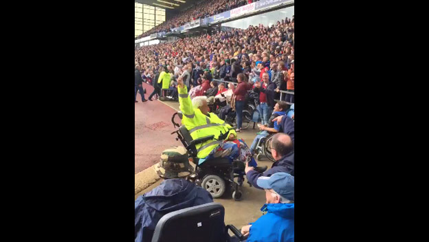 Keď fanúšik na vozíčku oslavuje triumf Burnley nad Liverpoolom! (VIDEO)