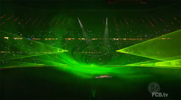 Úžasná Vianočná laserová show pre fanúšikov Bayernu v Allianz Arene (VIDEO)