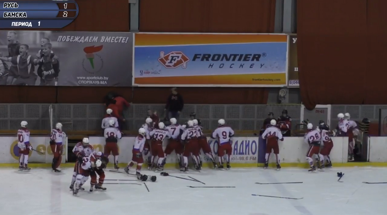 Brutálna bitka mladých hokejistov Banskej Bystrice na turnaji v Bielorusku. Slovenskí mladíci museli odísť do šatne! (VIDEO)