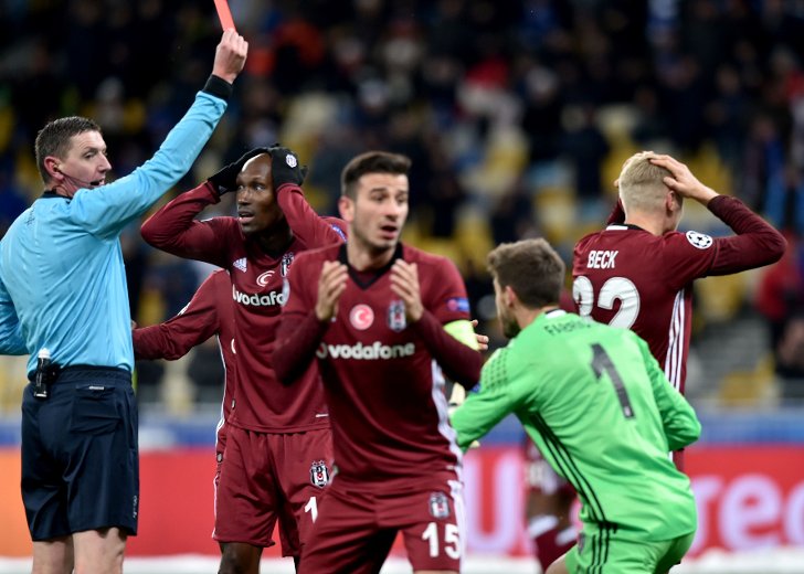 Za toto penaltu a červenú kartu? Futbalisti Besiktasu sa právom mohli hnevať na rozhodcu! (VIDEO)