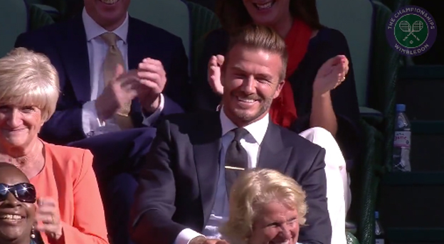Tomu sa povie náhoda: David Beckham chytil na Wimbledone tenisovú loptičku (VIDEO)