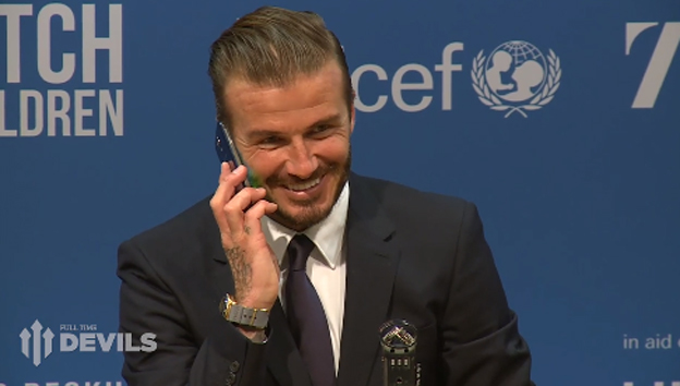 Novinárovi začal na tlačovke zvoniť mobil, David Beckham mu ho zdvihol! (VIDEO)