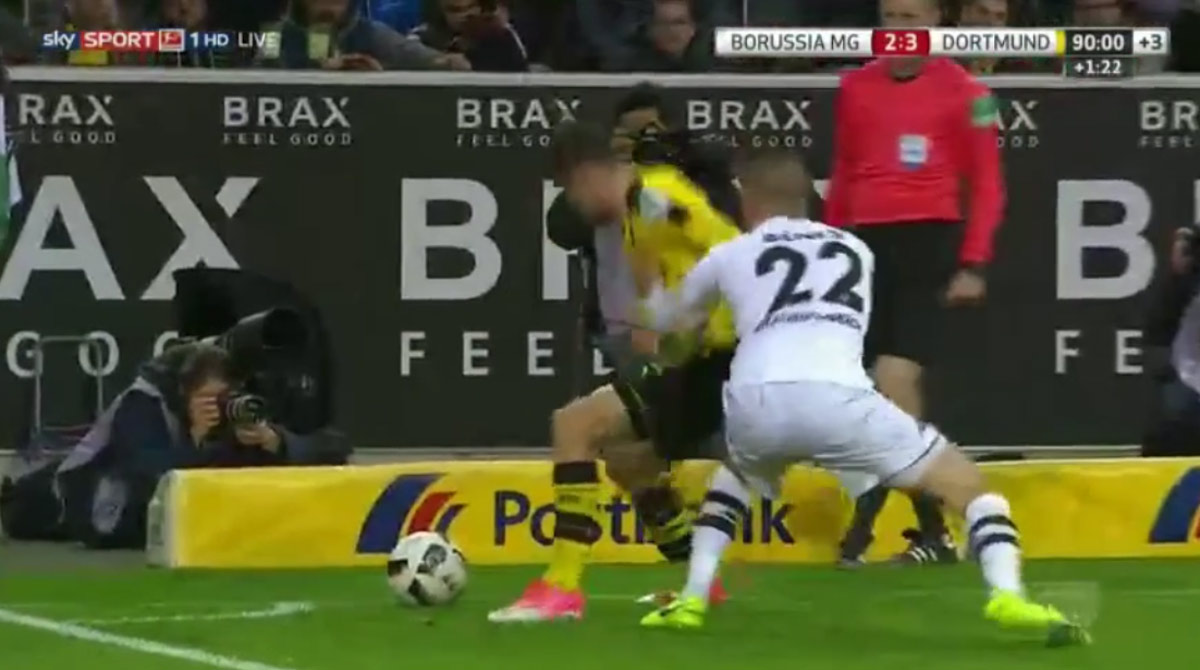 László Bénes nastúpil vo víkendovom zápase s Dortmundom. S ich mladou hviezdou sa pri rohu vôbec nemaznal! (VIDEO)